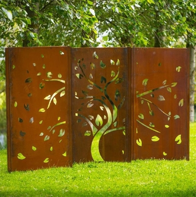 L'image d'arbre survivant à l'écran en acier de jardin lambrisse pour le décor à la maison
